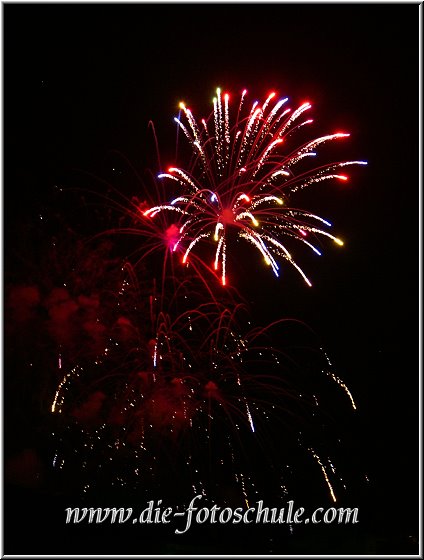 Feuerwerk_06.jpg - Feuerwerke gibt´s im Hafen von Es Castell zahlreiche.